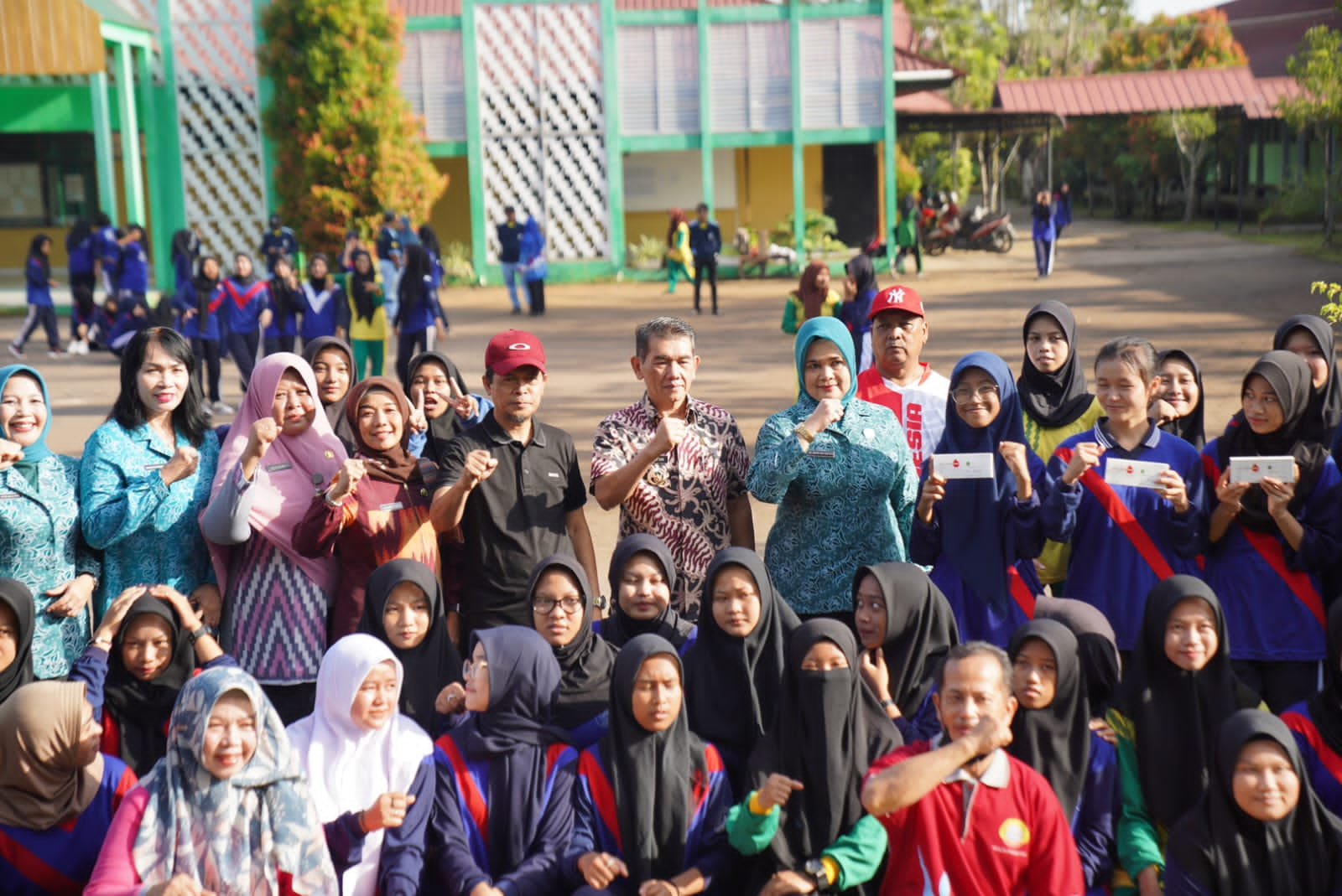 Pj Wali Kota Pontianak, Ani Sofian dan Pj Ketua TP PKK Kota Pontianak, Anita Ani Sofian berfoto bersama siswi-siswi SMKN 4  Pontianak. (Foto: Prokopim/Kominfo Pontianak)