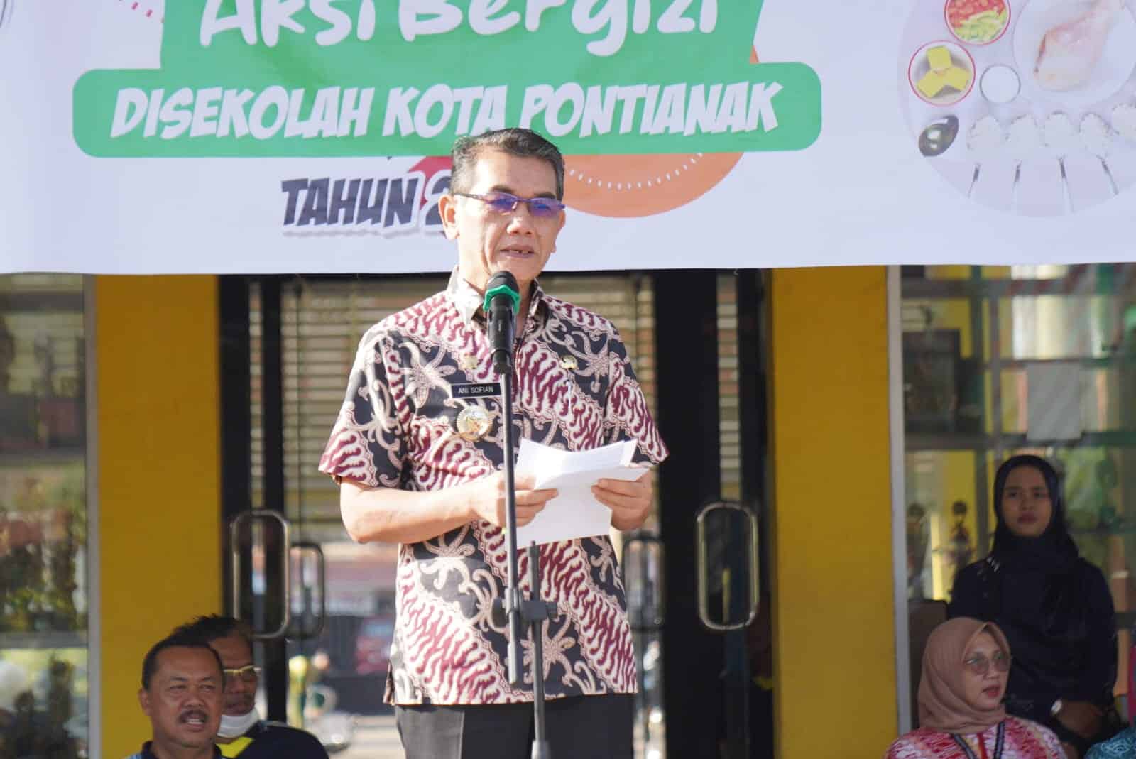 Pj Wali Kota Pontianak, Ani Sofian memberikan sambutan pada Aksi Cegah Stunting di SMKN 4. (Foto: Prokopim/Kominfo Pontianak)