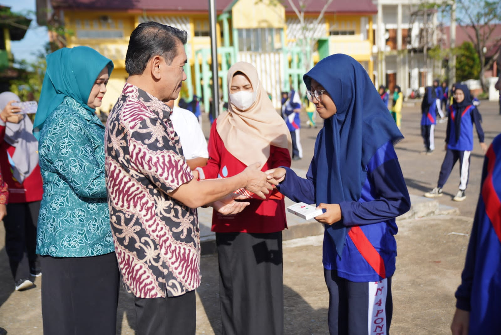 Pj Wali Kota Pontianak, Ani Sofian menyerahkan secara simbolis tablet tambah darah kepada remaja putri siswi SMKN 4. (Foto: Prokopim/Kominfo Pontianak)