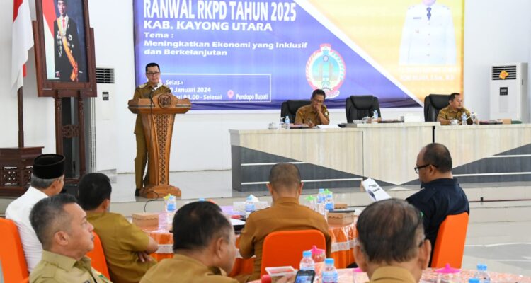 Suasana Forum Konsultasi Publik Rencana Awal (Ranwal) Rencana Kerja Pemerintah Daerah (RKPD) Tahun 2025 dengan tema "Meningkatkan Ekonomi yang Inklusif dan Berkelanjutan", di Aula Istana Rakyat, Sukadana, Selasa (30/01/2024). (Foto: Prokopim Setda KKU)