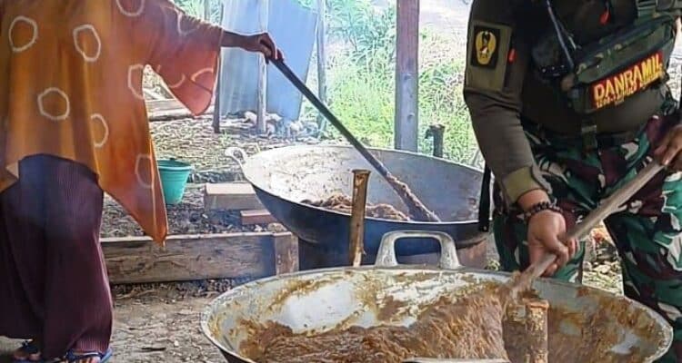 Pembuatan dodol durian. (Foto: Ishaq)