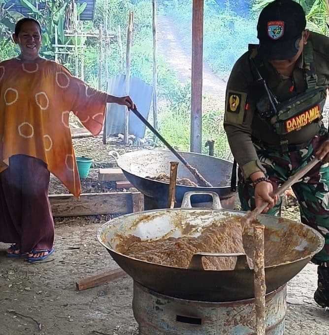 Pembuatan dodol durian. (Foto: Ishaq)