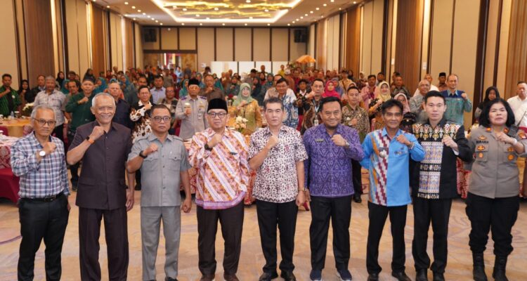 Pj Wali Kota Pontianak, Ani Sofian foto bersama usai membuka Musrenbang Tingkat Kecamatan Pontianak Selatan. (Foto: Prokopim Pontianak)