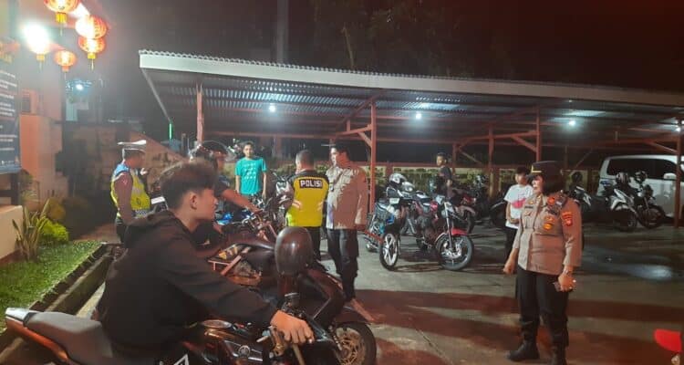 Patroli pencegahan balap liar, Polsek Pontianak Selatan amankan 10 unit motor. (Foto: Humas Polresta Pontianak)