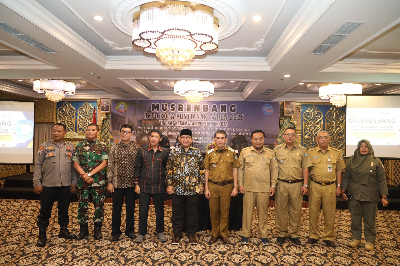 Penjabat (Pj) Wali Kota Pontianak, Ani Sofian foto bersama usai membuka Musrenbang Pontianak Kota 2025, di Hotel Grand Mahkota, Selasa (06/02/2024). (Foto: Kominfo/Prokopim)