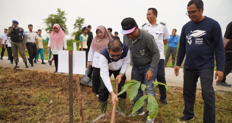 Penanaman pohon serentak dalam rangka memperingati Hari Lahan Basah Sedunia. (Foto: Prokopim Pontianak)