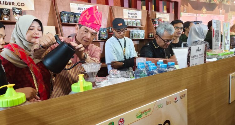 Pj Wali Kota Pontianak, Ani Sofian meracik kopi (manual brew) di salah satu stand kopi yang ada di Saprahan Khatulistiwa Expo 2024. (Foto: Prokopim Pontianak)