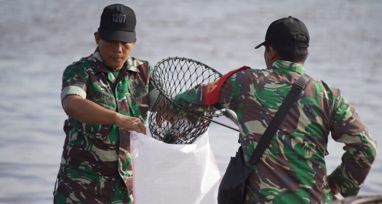 Aksi bersih-bersih sampah di Waterfront dalam rangka Peringatan Hari Peduli Sampah Nasional. (Foto: Kominfo/Prokopim)