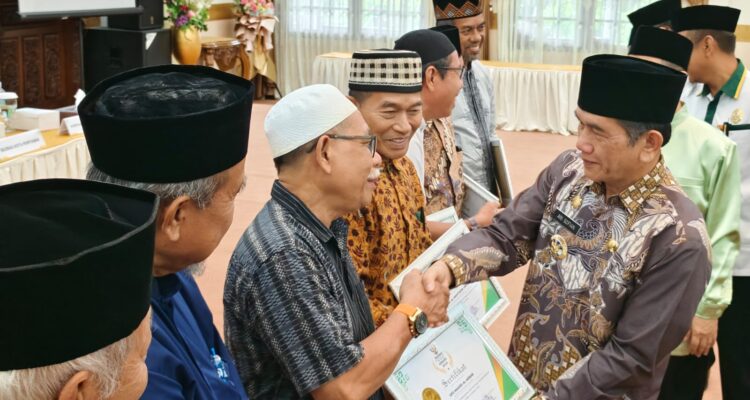 Pj Wali Kota Pontianak, Ani Sofian menyerahkan piagam penghargaan kepada 10 Besar UPZ Masjid se-Kota Pontianak. (Foto: Peokopim Pontianak)