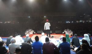 Ribuan masyarakat Kabupaten Melawi tumpah ruah menghadiri Tabligh Akbar Ustadz Abdul Somad (UAS) di Stadion Raden Temenggung Setia Pahlawan Kabupaten Melawi, Jumat (01/03/2024) malam. (Foto: Jauhari)