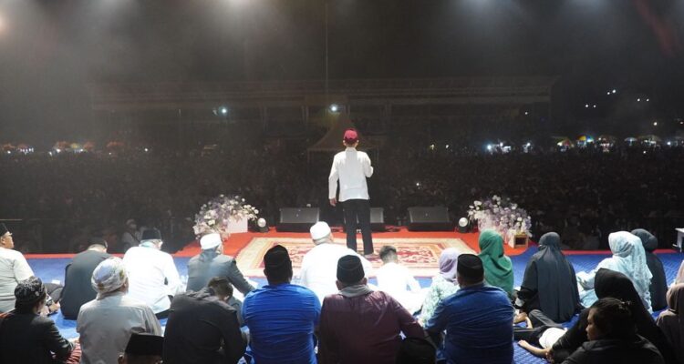 Ribuan masyarakat Kabupaten Melawi tumpah ruah menghadiri Tabligh Akbar Ustadz Abdul Somad (UAS) di Stadion Raden Temenggung Setia Pahlawan Kabupaten Melawi, Jumat (01/03/2024) malam. (Foto: Jauhari)