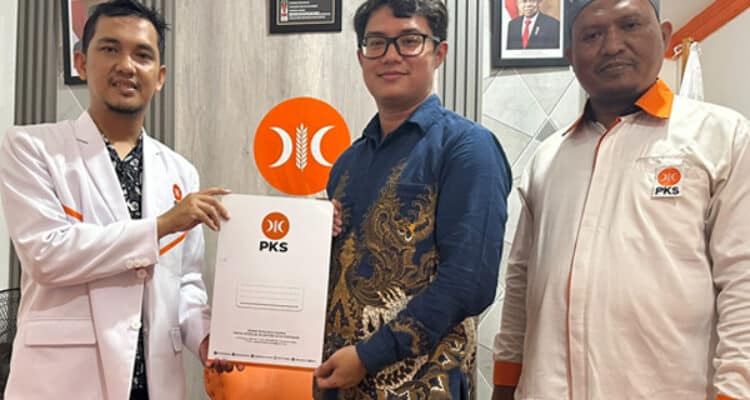 Akbar Rahmad Putra mengambil berkas pendaftaran sebagai Cawako Pontianak di Partai PKS Pontianak