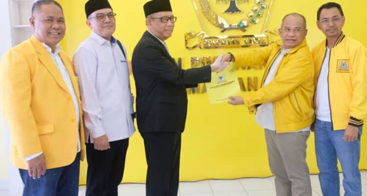 Ketua Panitia Seleksi Cakada DPD Partai Golkar Kalbar Heri Mustamin menerima berkas formulir pendaftaran Sutarmidji sebagai bakal calon Gubernur Kalbar 2024