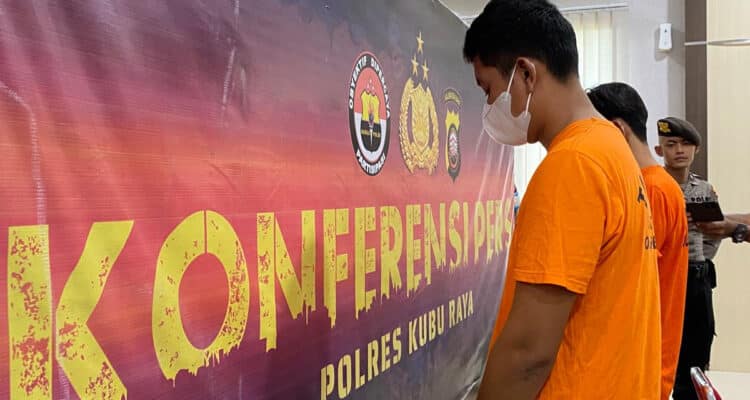 ED, pelaku pencurian troli milik Basarnas yang kemudian digunakan untuk modal main judi slot dihadirkan dalam konferensi pers yang digelar Polres Kubu Raya