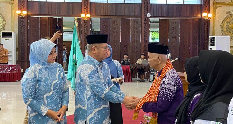 Pj Gubernur Kalbar Harisson bersama Pj Ketua Tim Penggerak PKK Kalbar Windy Prihastari melepas jemaah haji Kalbar di Pendopo Gubernur Kalbar