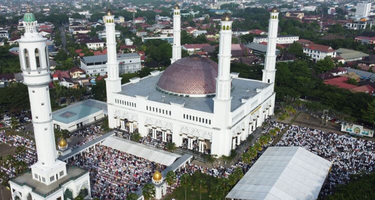 Masjid Raya Mujahidin Kalimantan Barat. (Sumber foto: www.sitimustiani.com)