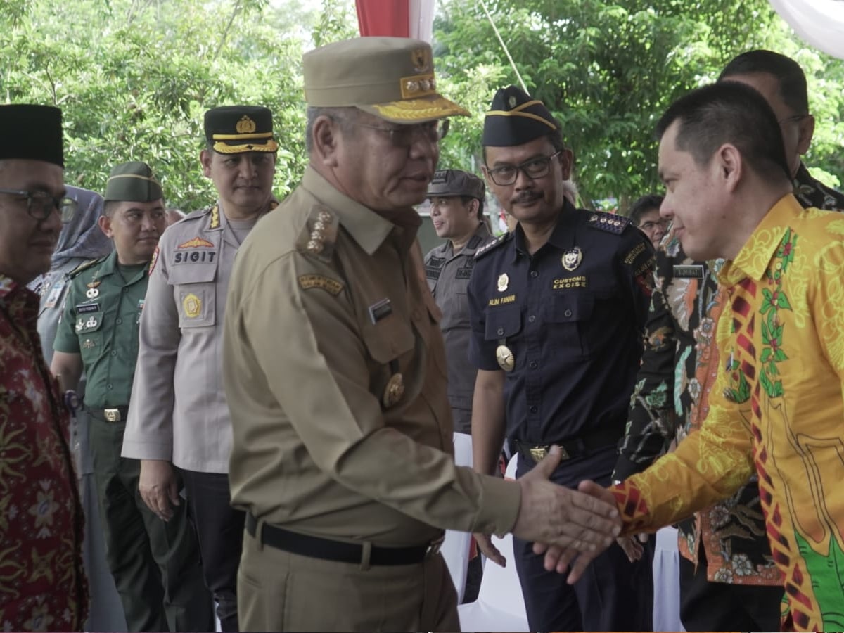 Pj Bupati Kayong Utara Romi Wijaya menyalami Pj Gubernur Kalbar Harisson di momen HUT ke-41 BPKP