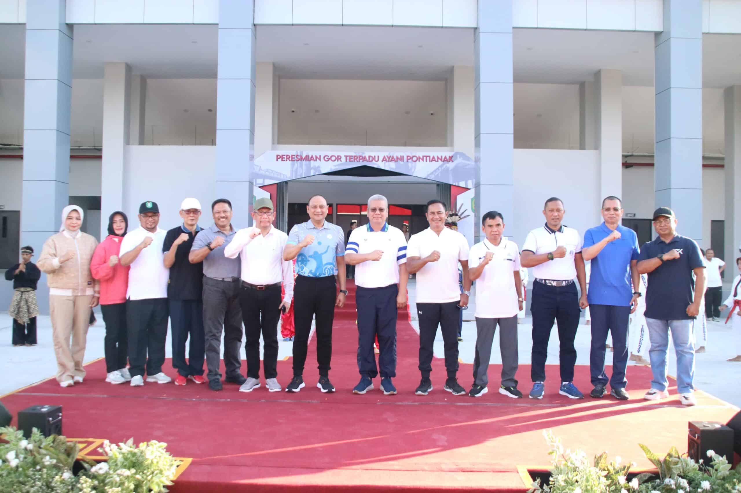 Pj Gubernur Kalbar Harisson bersama Forkopimda Kalbar, mantan Gubernur Kalbar Sutarmidji foto bersama usai meresmikan GOR Terpadu Ayani Pontianak