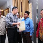 Menteri ATR/BPN Agus Harimurti Yudhoyono menyerahkan Sertipikat Tanah Elektronik kepada lima penerima dari hasil program Redistribusi Tanah dan lima penerima dari hasil program PTSL (Foto: ATR/BPN)