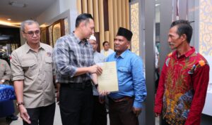 Menteri ATR/BPN Agus Harimurti Yudhoyono menyerahkan Sertipikat Tanah Elektronik kepada lima penerima dari hasil program Redistribusi Tanah dan lima penerima dari hasil program PTSL (Foto: ATR/BPN)
