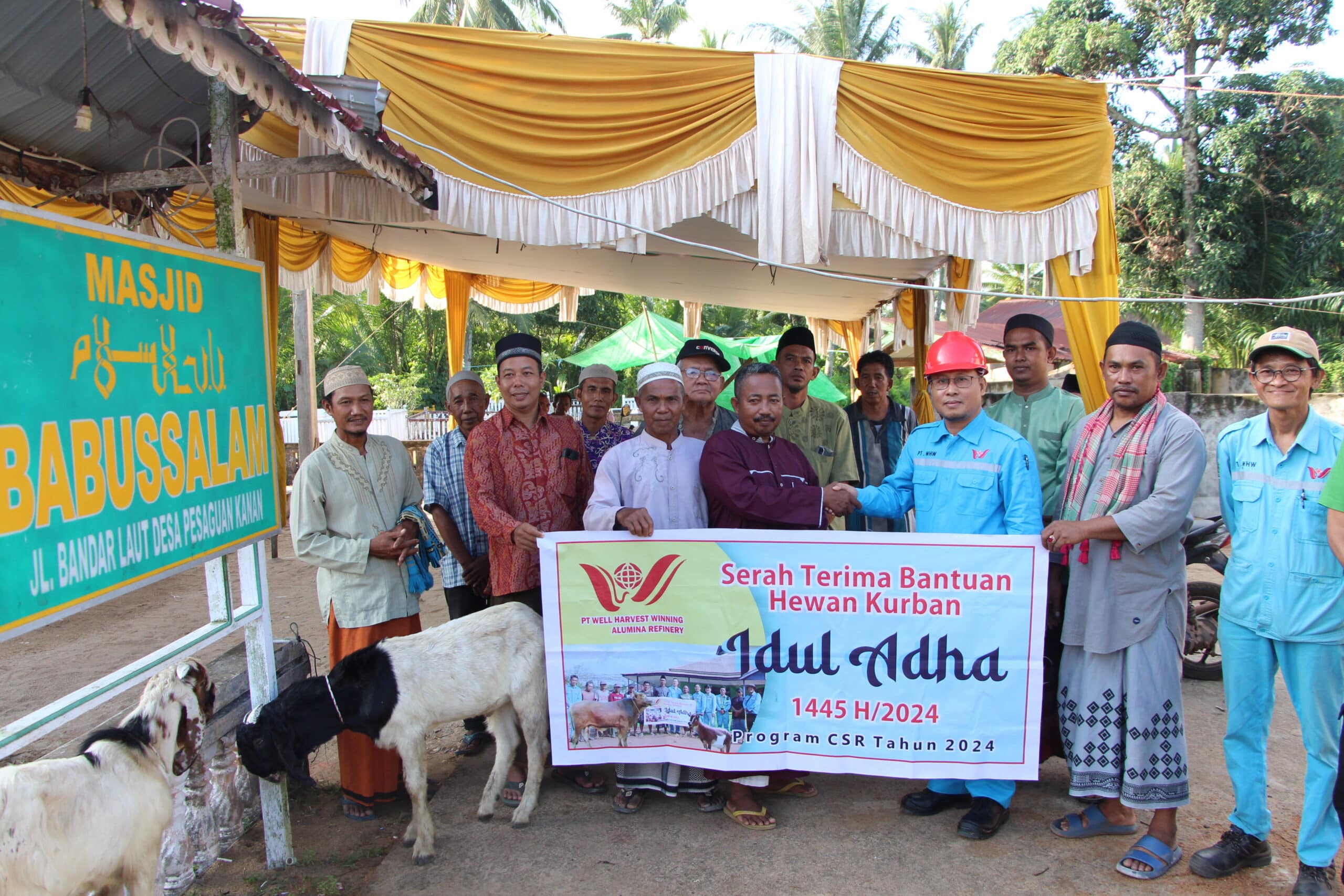 Perwakilan Manajemen PT WHW menyerahkan bantuan CSR berupa 5 hewan sapi dan 16 hewan kambing kepada sejumlah pengurus masjid di Desa Mekar Utama, Kecamatan Kendawangan, Kabupaten Ketapang, Provinsi Kalimantan Barat, pada Minggu (16/06/2024)