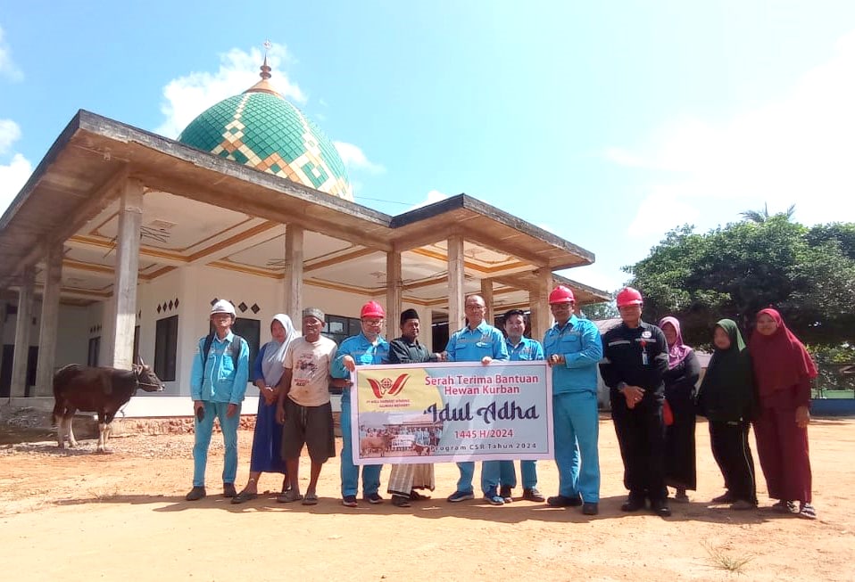 Perwakilan Manajemen PT WHW menyerahkan bantuan CSR berupa 5 hewan sapi dan 16 hewan kambing kepada sejumlah pengurus masjid di Desa Mekar Utama, Kecamatan Kendawangan, Kabupaten Ketapang, Provinsi Kalimantan Barat, pada Minggu (16/06/2024)