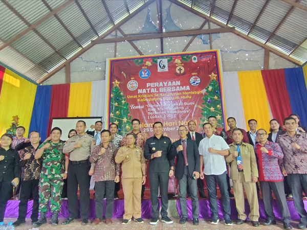 Bupati Kapuas Hulu Fransiskus Diaan foto bersama saat menghadiri perayaan Natal bersama umat Kristiani se-Kecamatan Mentebah di Desa Tangai Jaya, Mentebah