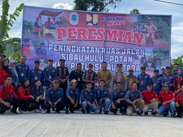 Bupati Kapuas Hulu Fransiskus Diaan foto bersama usai meresmikan perbaikan jalan Perjuangan Tanjung Lasa yang merupakan bagian dari ruas jalan Sibau Hulu - Potan