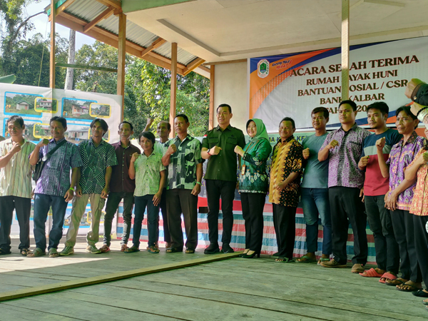 Bupati Kapuas Hulu Fransiskus Diaan foto bersama usai meresmikan program perbaikan Rumah Tidak Layak Huni (RTLH) yang didanai oleh CSR Bank Kalbar tahun 2023 di Desa Teluk Sindur, Kecamatan Bika