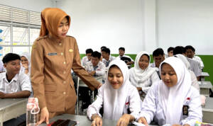 Kepala Dinas Pendidikan dan Kebudayaan Provinsi Kalbar Rita Hastarita saat meninjau proses belajar mengajar di salah satu SMA di Kalbar - Sekolah baru Kalbar Sintang