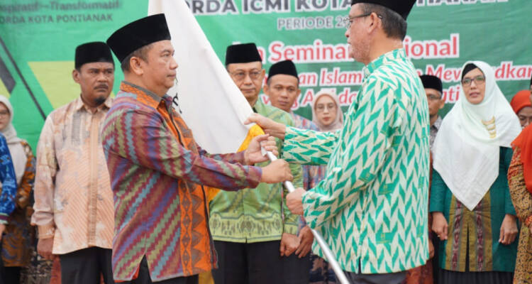 Ketua Orwil ICMI Kalbar Thamrin Usman menyerahkan bendera pataka kepada Ketua Orda ICMI Kota Pontianak Samsul Hidayat