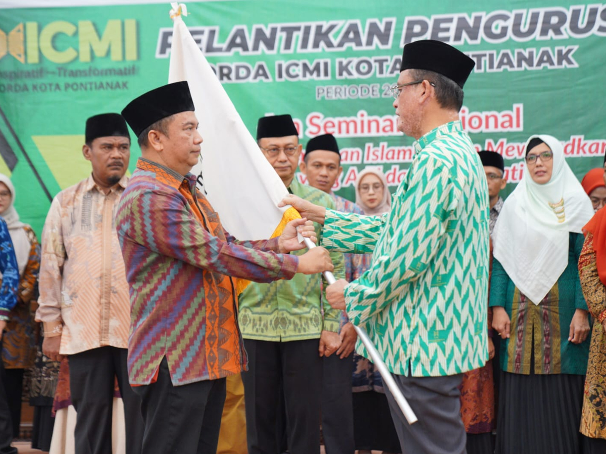 Ketua Orwil ICMI Kalbar Thamrin Usman menyerahkan bendera pataka kepada Ketua Orda ICMI Kota Pontianak Samsul Hidayat