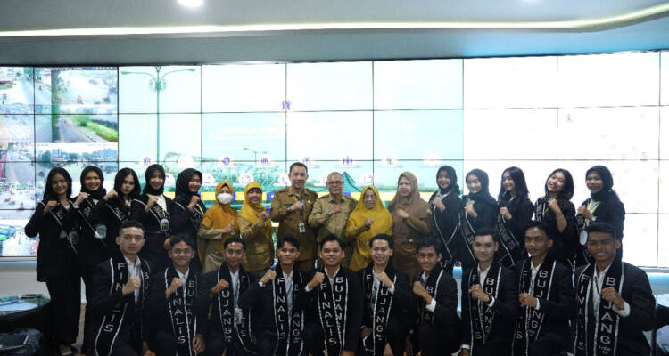 Para Finalis Bujang Dare Kota Pontianak 2024 berfoto bersama Pj Sekda Kota Pontianak Zulkarnain