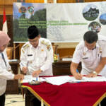 Pj Bupati Mempawah Ismail dan Kepala Kantah Mempawah Marihot Gultom menandatangani dokumen dalam sidang GTRA di Kantor Bupati Mempawah
