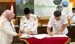 Pj Bupati Mempawah Ismail dan Kepala Kantah Mempawah Marihot Gultom menandatangani dokumen dalam sidang GTRA di Kantor Bupati Mempawah