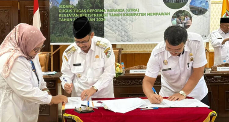 Pj Bupati Mempawah Ismail dan Kepala Kantah Mempawah Marihot Gultom menandatangani dokumen dalam sidang GTRA di Kantor Bupati Mempawah