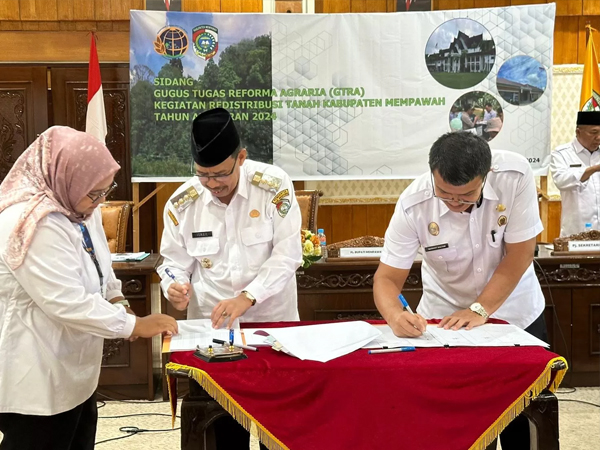 Pj Bupati Mempawah Ismail dan Kepala Kantah Mempawah Marihot Gultom menandatangani dokumen dalam sidang GTRA di Kantor Bupati Mempawah