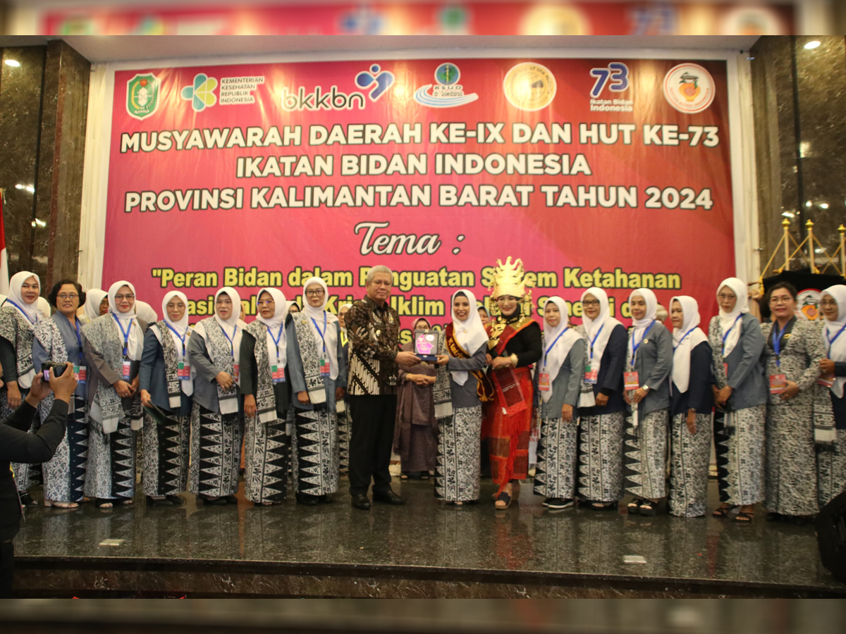 Pj Gubernur Kalbar, Harissonnfoto bersama usai membuka Musda ke-IX dan perayaan HUT ke-73 IBI Provinsi Kalbar