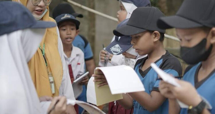 Demi Jamu Merah: Inovasi Siswa untuk Tingkatkan Angka Bebas Jentik di Parit Mayor