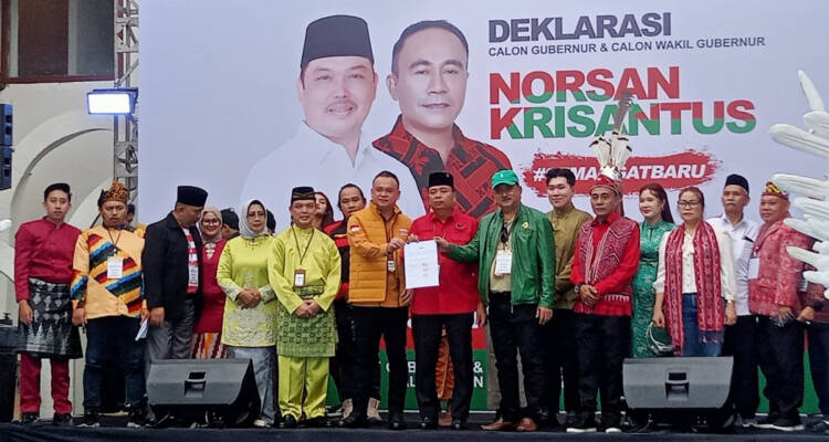 Bakal Pasangan Calon Gubernur dan Wakil Gubernur Kalbar Ria Norsan-Krisantus menggelar deklarasi sebelum mendaftarkan diri ke KPU Kalbar