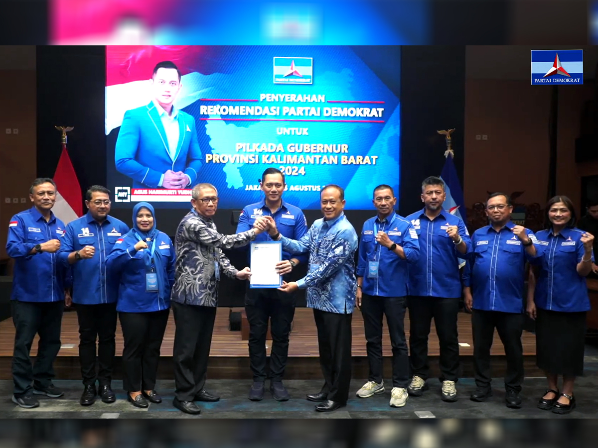 Bakal Pasangan Calon Gubernur dan Wakil Gubernur Kalbar Sutarmidji dan Didi Haryono menerima SK Rekomendasi model B1-KWK dari Partai Demokrat yang diserahkan langsung Ketum Demokrat Agus Harimurti Yudhoyono