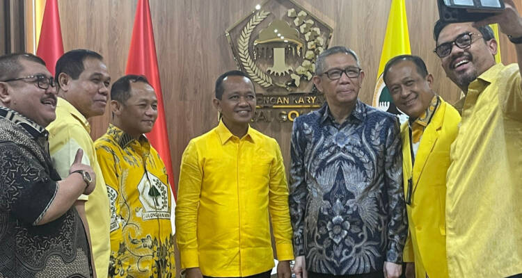 Bapaslon Gubernur dan Wakil Gubernur Kalbar Sutarmidji-Didi Haryono swafoto bersama Ketum Golkar Bahlil Lahadalia dan Ketua DPD Golkar Kalbar Maman Abdurrahman serta para petinggi Partai Golkar usai serah terima SK Rekomendasi model B1-KWK untuk berlaga di Pilgub Kalbar 2024