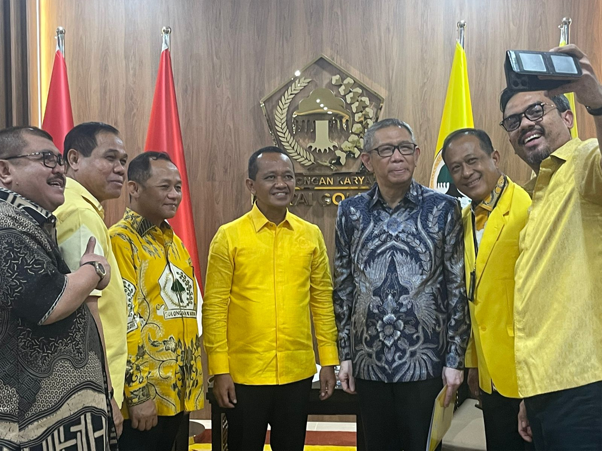 Bapaslon Gubernur dan Wakil Gubernur Kalbar Sutarmidji-Didi Haryono swafoto bersama Ketum Golkar Bahlil Lahadalia dan Ketua DPD Golkar Kalbar Maman Abdurrahman serta para petinggi Partai Golkar usai serah terima SK Rekomendasi model B1-KWK untuk berlaga di Pilgub Kalbar 2024