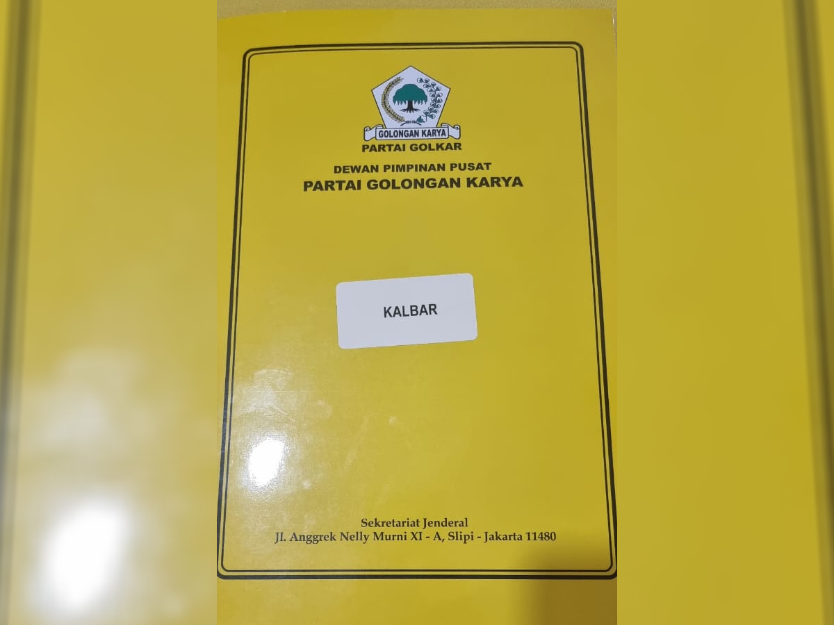 Berkas SK Rekomendasi model B1-KWK yang diterima pasangan Sutarmidji dan Didi Haryono dari Partai Golkar yang diserahkan langsung Ketum Golkar Bahlil Lahadalia