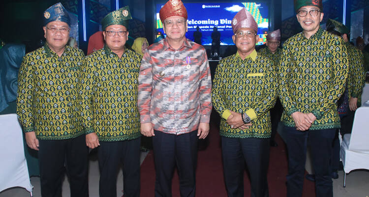 Direktur Utama Bank Kalbar Rokidi foto bersama Pj Gubernur Kalbar Harisson dan para tamu Welcoming Dinner Undian Simpeda Nasional tahun 2024