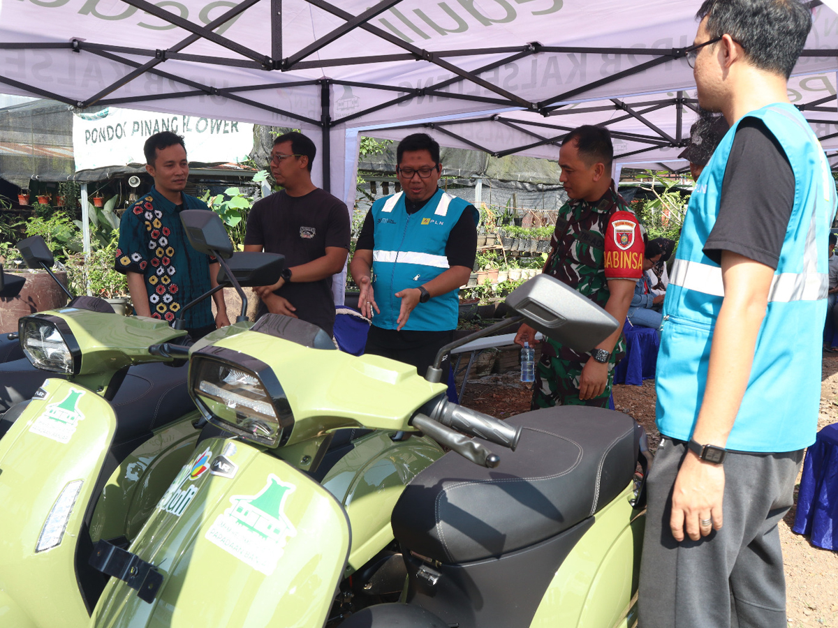 Dukung Peningkatan Pertumbuhan Ekonomi yang Inklusif dan Berkelanjutan, PLN Salurkan Motor Listrik Bagi Pelaku UMKM di Banjarbaru