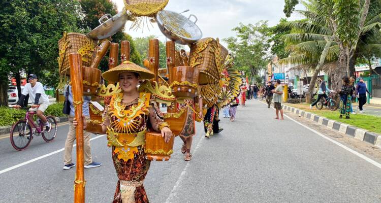 Salah satu peserta karnaval budaya bertajuk “Gemilang Budaya Khatulistiwa 2024” yang digelar Dinas Pendidikan dan Kebudayaan Provinsi Kalbar