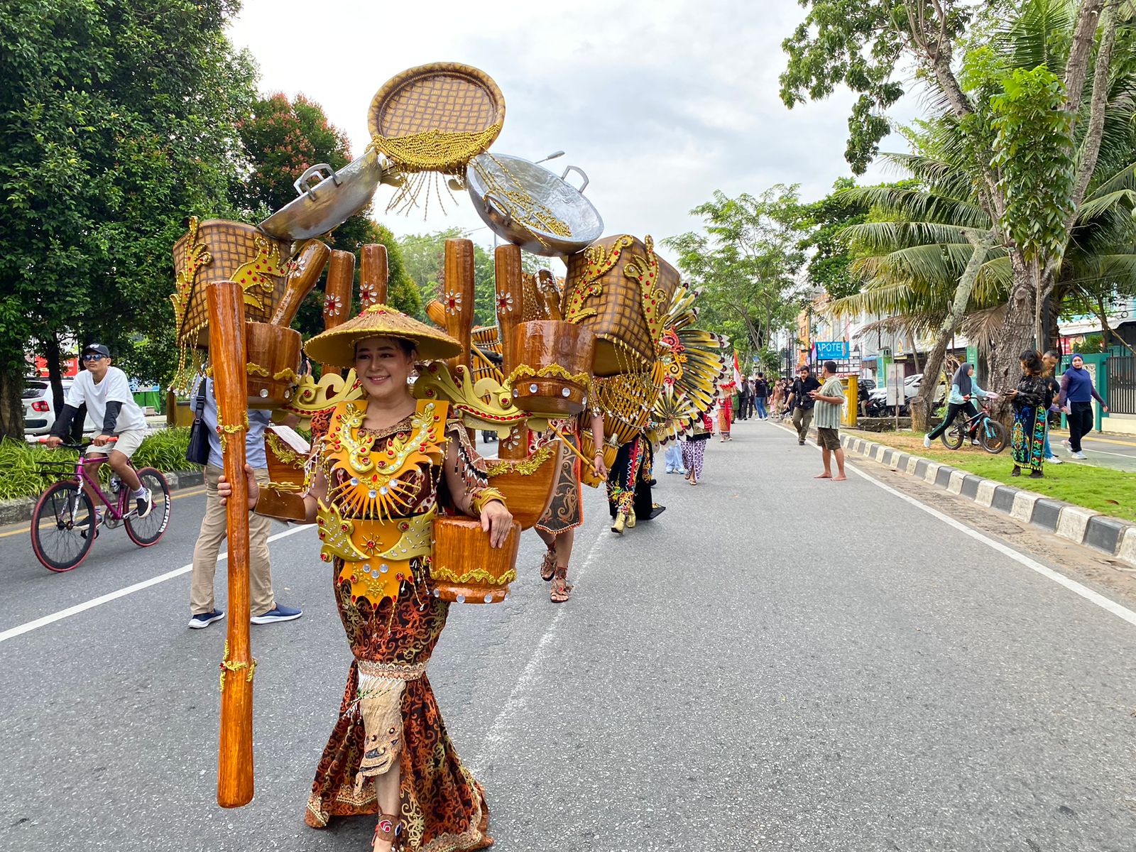 Salah satu peserta karnaval budaya bertajuk “Gemilang Budaya Khatulistiwa 2024” yang digelar Dinas Pendidikan dan Kebudayaan Provinsi Kalbar