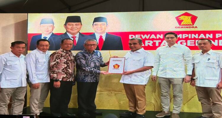 Bakal pasangan calon Gubernur dan Wakil Gubernur Kalbar, Sutarmidji dan Didi Haryono didampingi Ketua dan Sekretaris DPD Gerindra menerima SK rekomendasi B1-KWK dari Partai Gerindra yang diserahkan oleh salah satu orang kepercayaan Prabowo Subianto yakni Ahmad Muzani selalu Sekretaris Jenderal Partai Gerindra untuk melaju di Pilgub Kalbar 2024 (Foto: Ril/KalbarOnline.com)