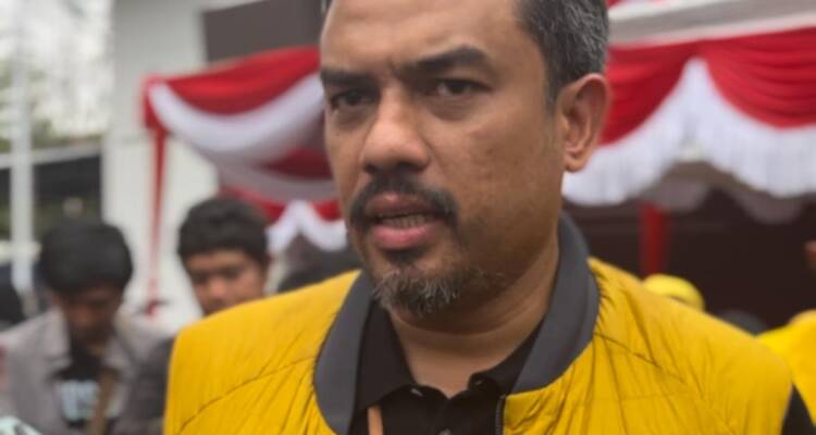 Ketua DPD Golkar Kalbar Maman Abdurrahman saat diwawancarai wartawan usai mengantar pasangan Sutarmidji dan Didi Haryono mendaftar sebagai calon Gubernur dan calon Wakil Gubernur Kalbar di KPU Kalbar - Ria Norsan - Golkar -